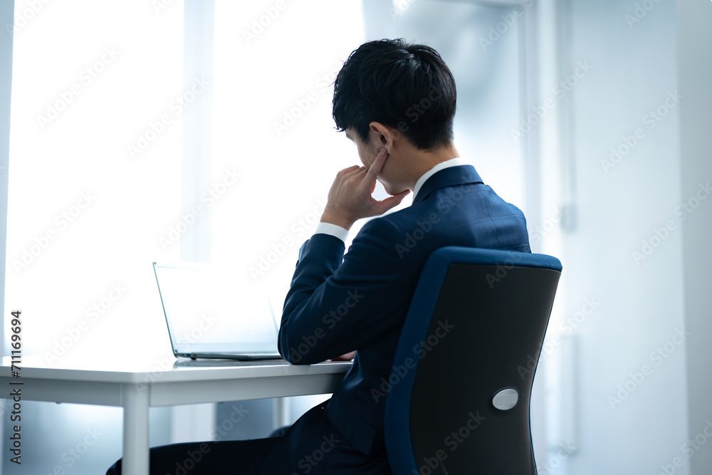© ponta1414 - 社内でパソコン作業をする若いビジネスマン