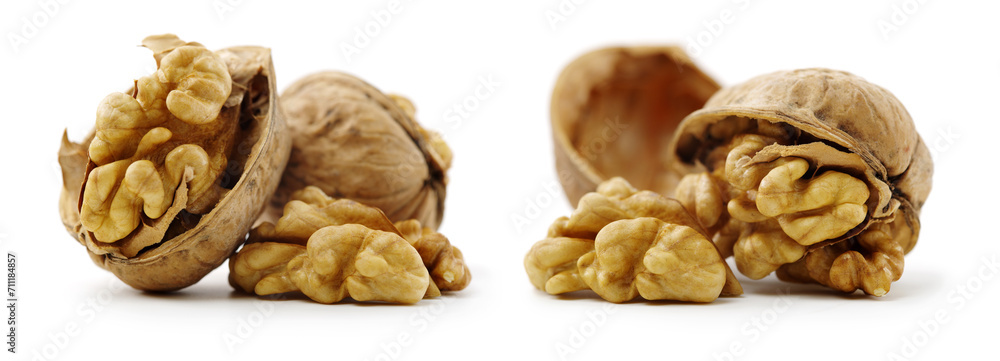 Obraz premium walnuts on a white background 