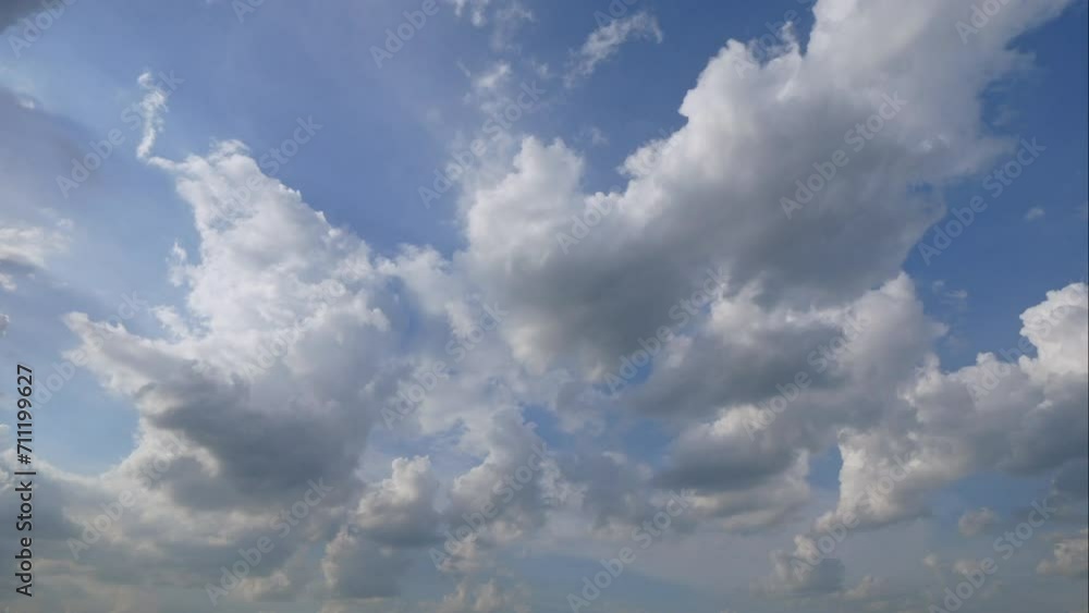 4K Time lapse white cloud moving on blue sky
4K Time lapse white cloud moving on blue sky