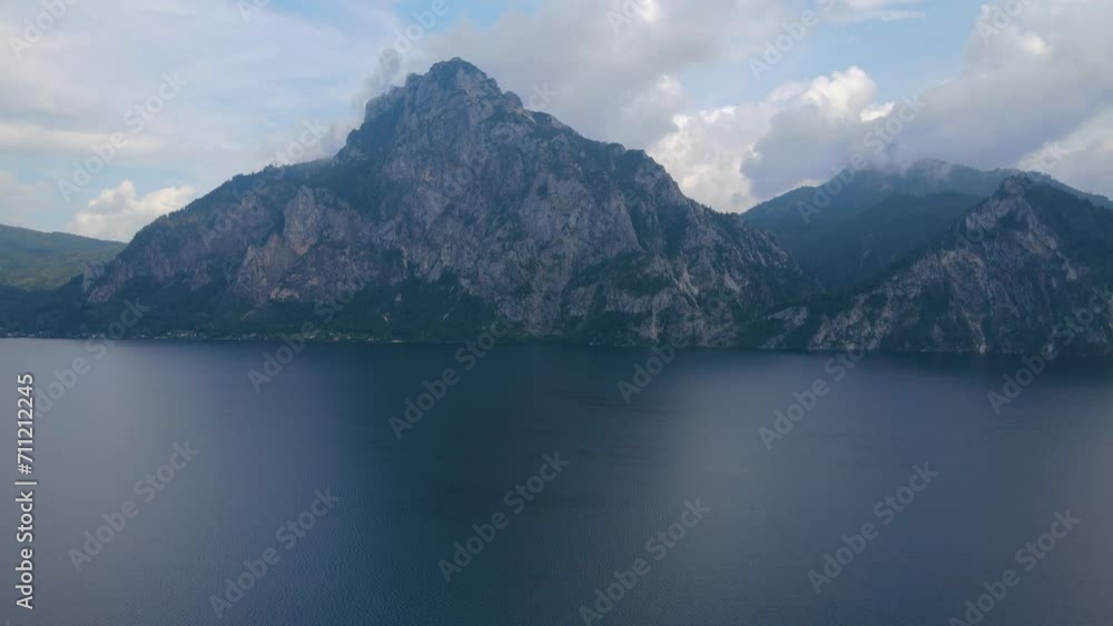 Drohnenflug über dem See mit Bergen in schöner Landschaft im Salzkammergut Drohnenflug über dem See mit Bergen in schöner Landschaft im Salzkammergut
