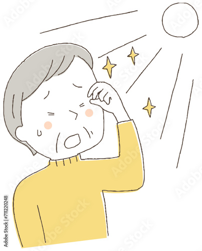 光を眩しく感じるシニア女性