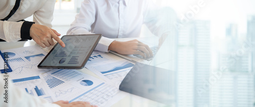Fotografie Businesspeople evaluate project efficiency and financial figures with business team for marketing research and business strategy plan