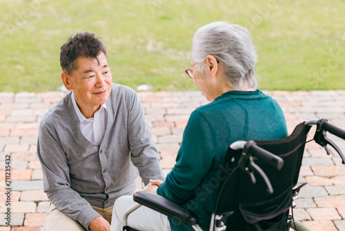 高齢者夫婦・シニア・老老介護・障がい者のイメージ（車椅子・福祉・老後） 