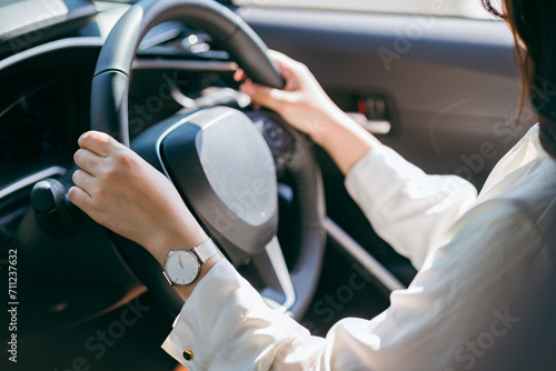 車のハンドルを持つ女性ドライバーの手元(運転・ドライブ・教習所）  © buritora