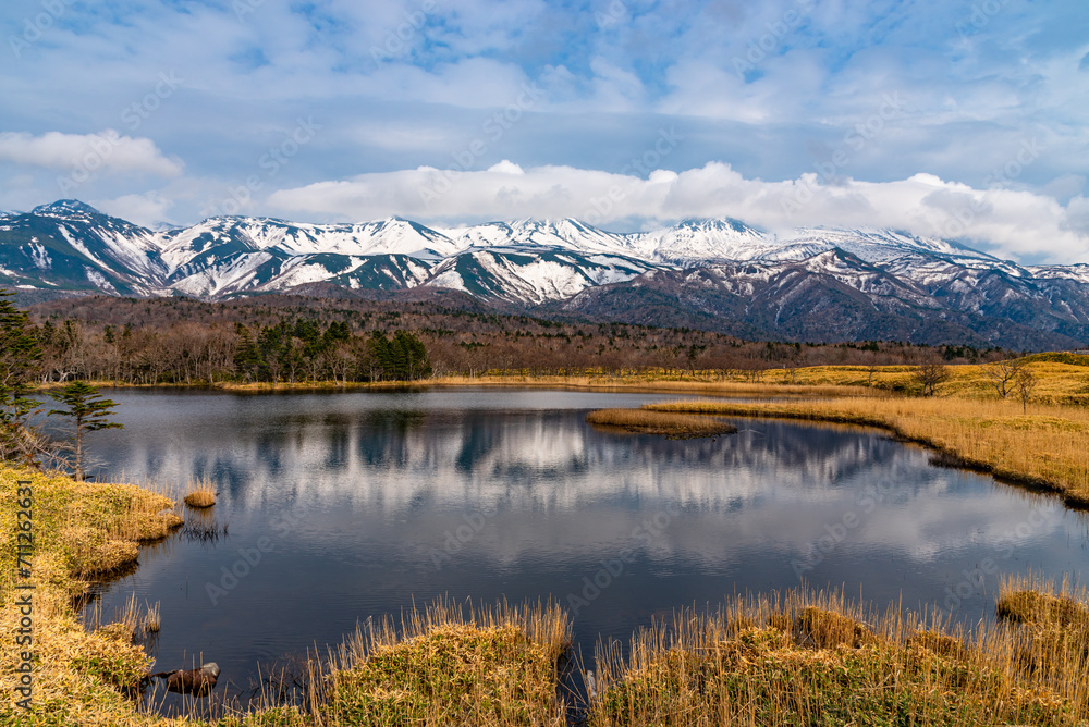 Ταπετσαρία Beautiful lake and rolling mountain range on springtime sunny day