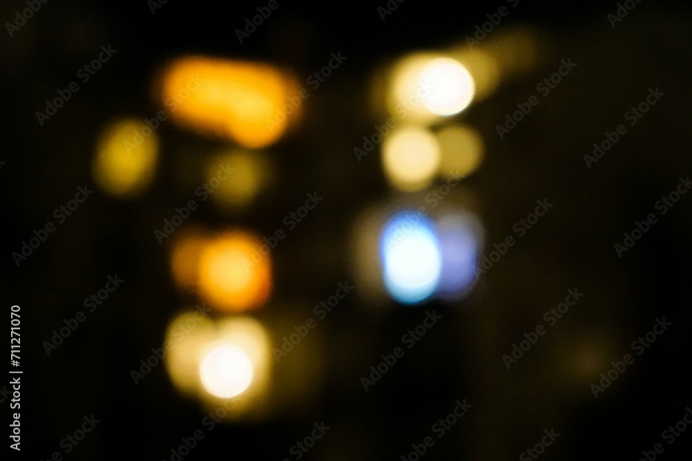 Goldgelb-weiß-blaue Lichter vor schwarzem Hintergrund in Stadt bei Nacht im Dunkeln im Winter Goldgelb-weiß-blaue Lichter vor schwarzem Hintergrund in Stadt bei Nacht im Dunkeln im Winter