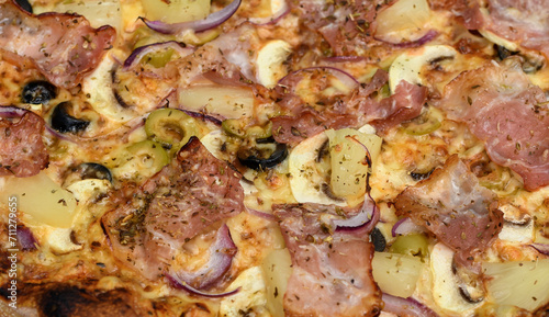 Włoska pizza hawajska pieczona w domowym piekarniku 