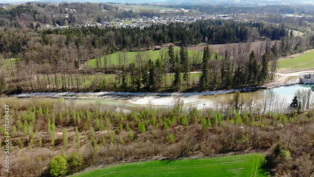 Fluss mit Wasserkraftwerk Drohnenflug