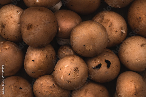 Frische braune Champignons im Detail als hintergrund