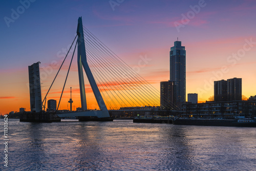 Risultato di traduzione
view of Erasmus Bridge at sunset, Rotterdam, Holland, Netherlands photo