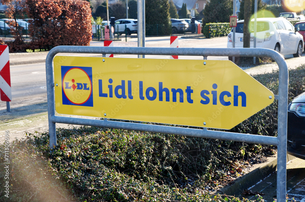LIDL Lidl lohnt sich, in Schrift und Logo auf dem Einfahrtsschild zum