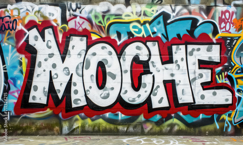 graffiti "moche" peint sur un mur rempli de graffitis