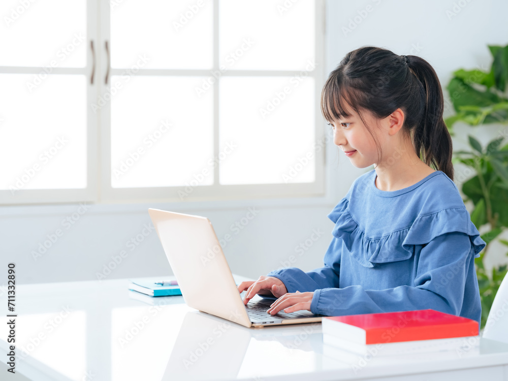 ノートパソコンを使う女の子 ノートパソコンを使う女の子