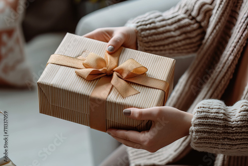  hand giving a gift box