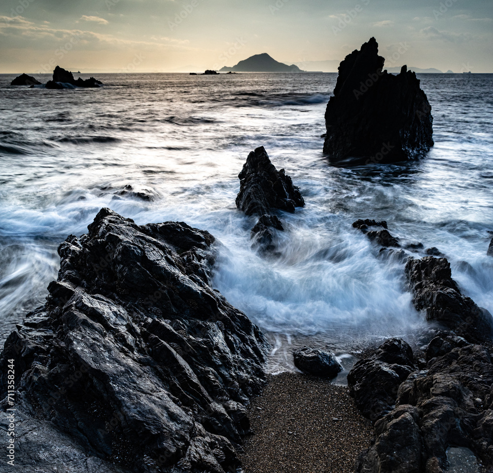 Obraz premium 岩場に打ち寄せるダイナミックな波