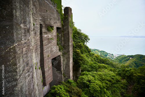 鋸山の石切場跡