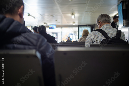 Persone in attesa all'aeroporto