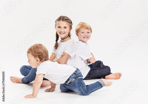 drei Geschwister Portrait im Studio photo