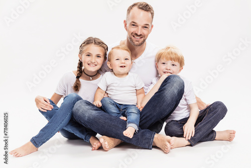 Vater mit drei Kindern fröhliches Portrait im Studio photo