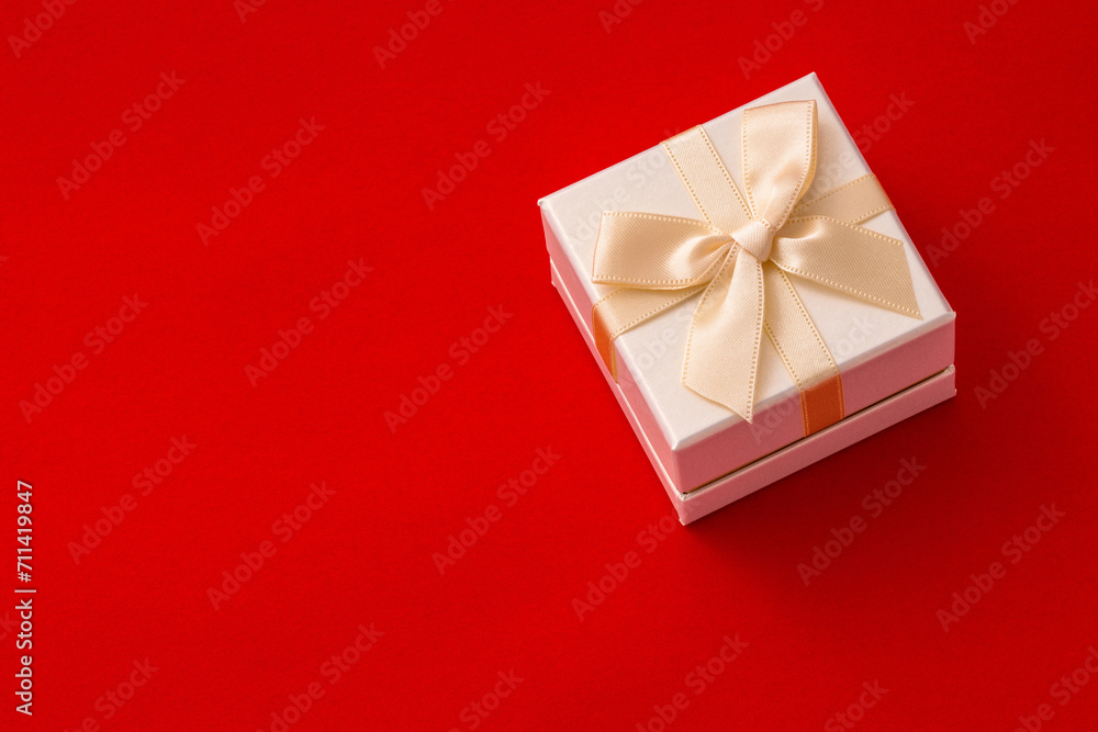 リボンのプレゼントと赤背景
