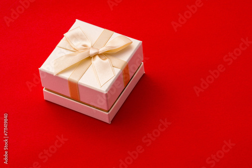 リボンのプレゼントと赤背景
