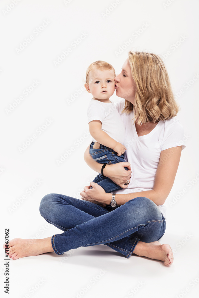 Studioportrait Mutter mit Kleinkind in Jeans Studioportrait Mutter mit Kleinkind in Jeans