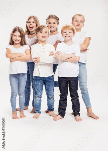 Studioportrait Gruppe Kinder barfuss in Jeans  photo