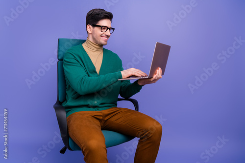 Принти на полотні Photo of cheerful successful man administrator sitting office writing answer cus