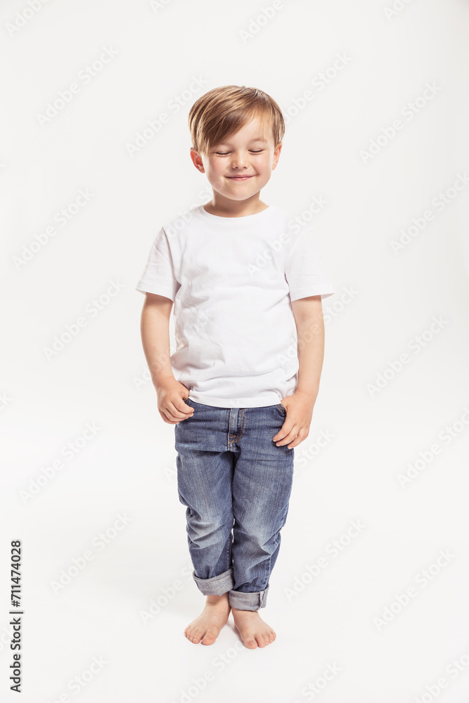 Studioportrait frecher kleiner Junge Studioportrait frecher kleiner Junge
