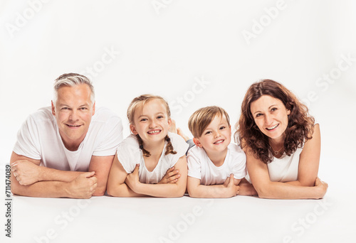 Studioportrait Familie mit zwei Kindern barfuss in Jeans