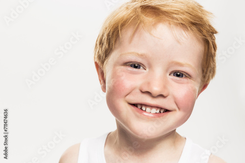 Studioportrait rothaariger Junge der lacht photo