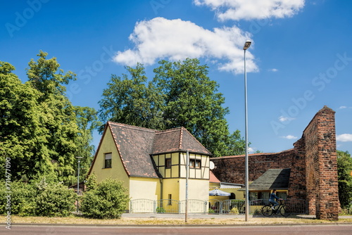 Obraz na płótnie zerbst, deutschland - stadtmauer und stadttor und saniertes fachwerkhaus w salonie