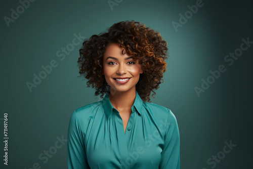 Mulher negra empresária no fundo neutro photo