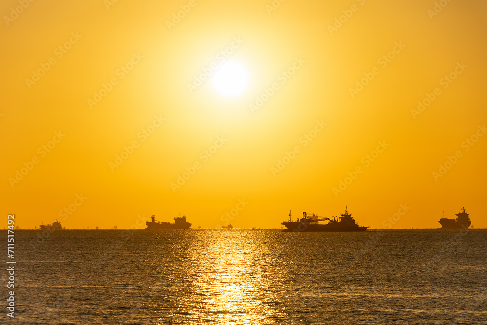 照る朝の太陽と水平線と船たち20201025-2