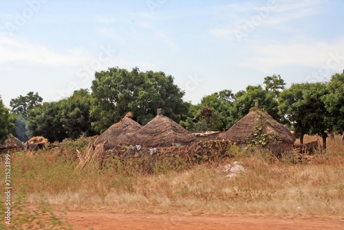 Quelques huttes dans la brousse sénégalaise