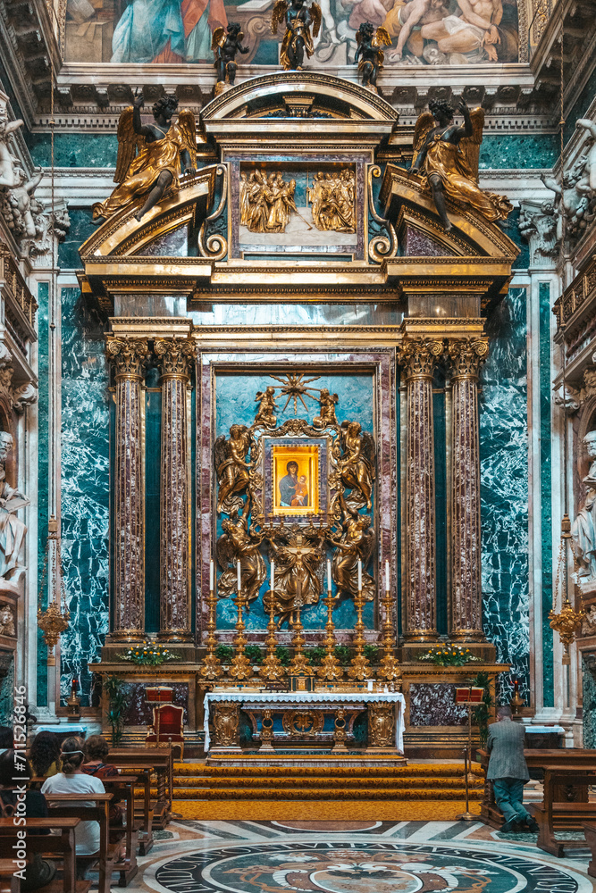 Obraz premium People praying in an ornate church in Rome, Italy