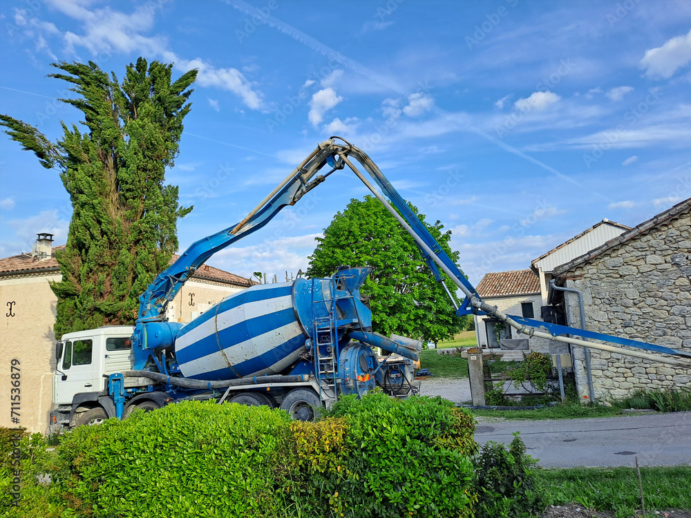 Camion toupie, mélangeur ciment et béton pour BTP Camion toupie, mélangeur ciment et béton pour BTP