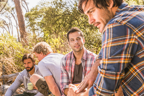 Freunde beim Campingtrip im Wald, Kapstadt, Südafrika photo