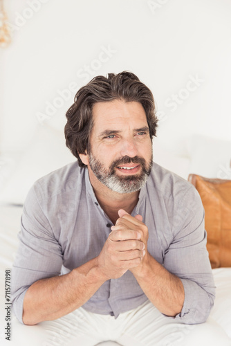 Portrait best ager Mann allein auf Geschäftsreise im Hotelzimmer, Kapstadt, Südafrika photo