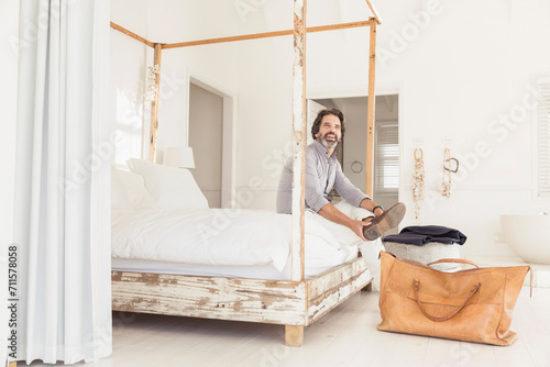 Portrait best ager Mann allein auf Geschäftsreise im Hotelzimmer, Kapstadt, Südafrika photo