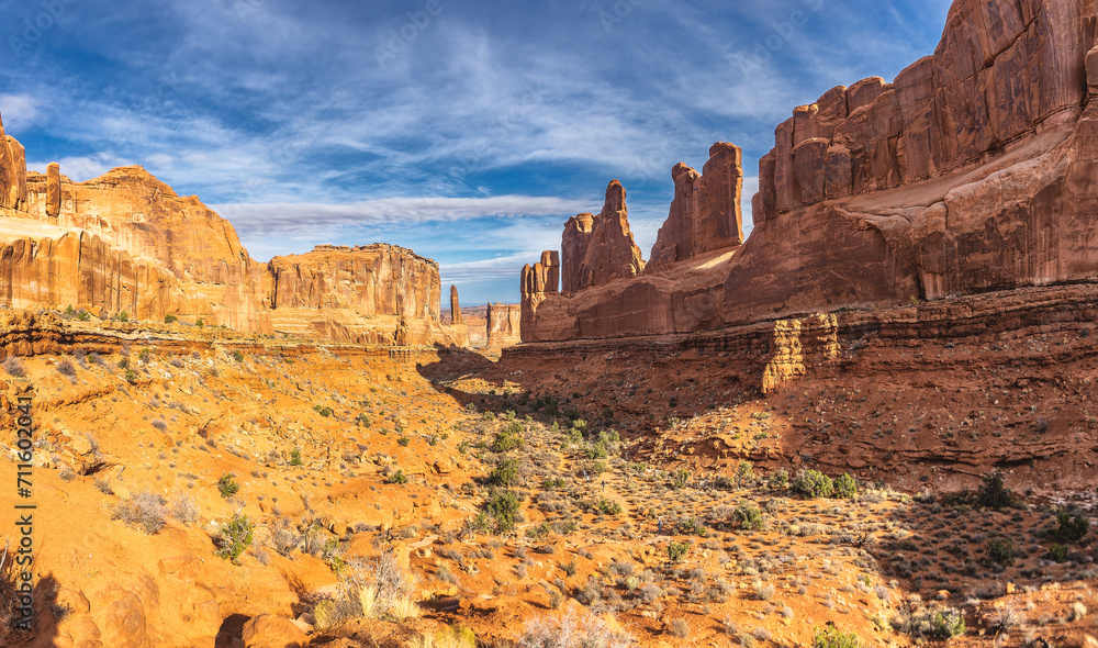 Fototapeta premium Grand Capitol Reef view of rocks and boulders, Utah, USA