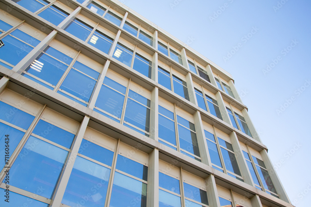 ventanas de un edificio tomadas desde abajo