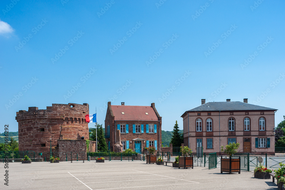 Gebäudeensemble mit dem sogenannten Runden Turm als Teil des ehemaligen Schlosses in Wasselonne. Department Bas-Rhin in der Region Elsass in Frankreich