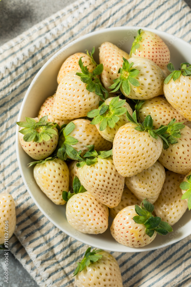 Organic Raw White Pineberry Strawberry Organic Raw White Pineberry Strawberry