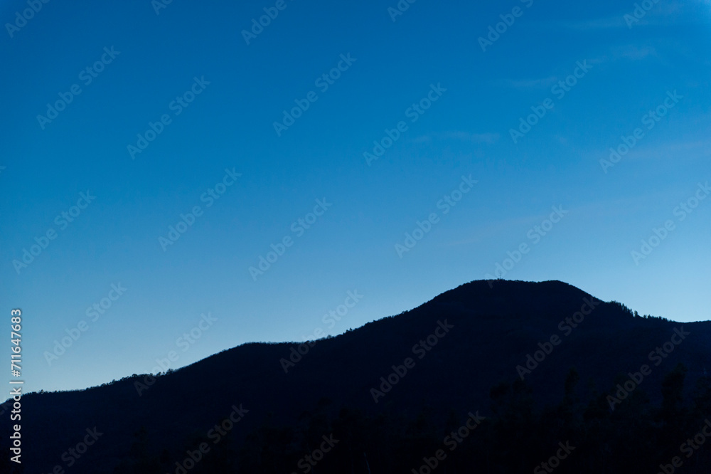 imagen de una montaña en contraluz en la hora azul imagen de una montaña en contraluz en la hora azul