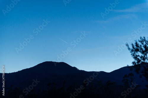imagen de una montaña en contraluz en la hora azul