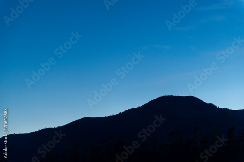imagen de una montaña en contraluz en la hora azul