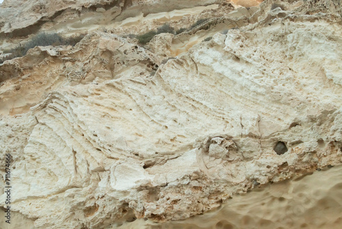 Pared de acantilado de roca sedimentaria en Las Negras, Almería, España. Pared afectada por la erosión marina en las costas de cabo de Gata en el mar Mediterráneo.