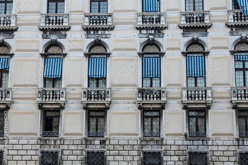 Fotografie Looking up at the replication in the arcitecture of a Venetian building
