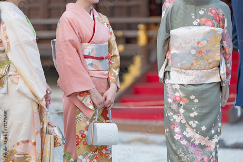 神社にいる着物女性 © mtaira